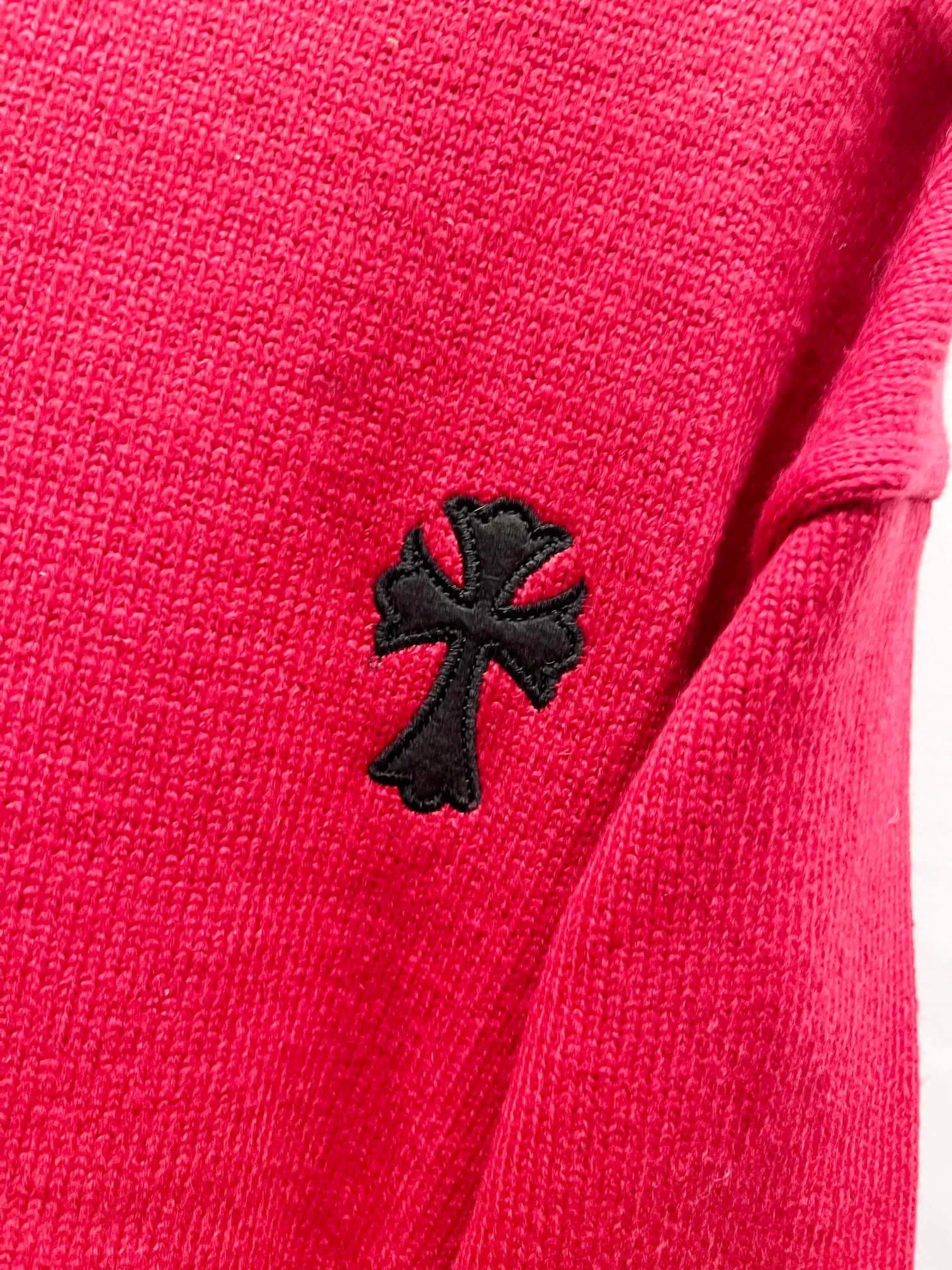 P240 High quality, model number: (Q060) Chrome Hearts CH Chrome Hearts patchwork cross hole knitted sweater pullover. The popular style is the same for men and women. It is matched with black and white. It looks good in real life. It looks good in daily wear. It is even more photogenic. It’s hard not to buy it. Buy it for me!!! Believe me, no one can refuse such a long Chrome Hearts jacket. It has expanded the version based on the old version and has a loose and stylish upper body. Casual design with an expanded hem. Fat people are extremely slim. Thin people have a limited height. Ten thousand yuan ZP printing. 1:1 perfect restoration. Looks good when worn alone. Can be easily controlled by both men and women. If you care more about quality, you must also respect the price. It is completely different from the thin transparent bottoms on the market that pill when worn. If the style makes you shine at a glance, then quality is what you should pay more attention to. We focus on quality rather than price. Customers who have received my products all know it. ️️️ Sweaters on the market are generally made of bract core yarn. We use modal. The advantages over core-spun yarn are very intuitive: high cost, high price, high density, relatively expensive for developers, and let us make a lot less money. In addition, it is delicate, has no scum on the upper body, resists pilling, and is high-end. We are conscientious sellers and do not use core-spun yarn. Apart from being cheap, core-spun yarn is really useless. It shrinks, pills, hooks, and makes people pierced. He is proficient in everything. It is 2024. Who doesn’t want to look decent when they go out? Quality determines the upper body effect. No matter how bad the quality, the best style is still the temperament of the urban-rural fringe. We only do long-term business. Quality determines character. Take it back and wear it with confidence and wash it. The quality of the pattern will definitely make your eyes shine. We only make the right version of high quality. We make high-end hard goods. Reject junk goods and reject fast food. Conscientious quality and conscientious price. You deserve it!  Color: Black White Gray Red Size: S M L